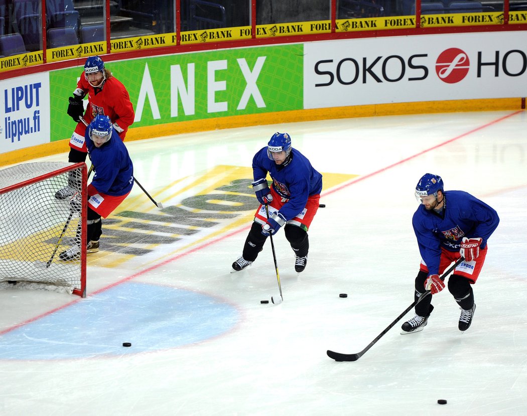 Trénink české hokejové reprezentace v Helsinkách: (zleva) Jakub Voráček, Petr Koukal, Tomáš Rolinek a Martin Růžička