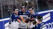 Finští hráči oslavují vstřelenou branku v utkání se Švédskem