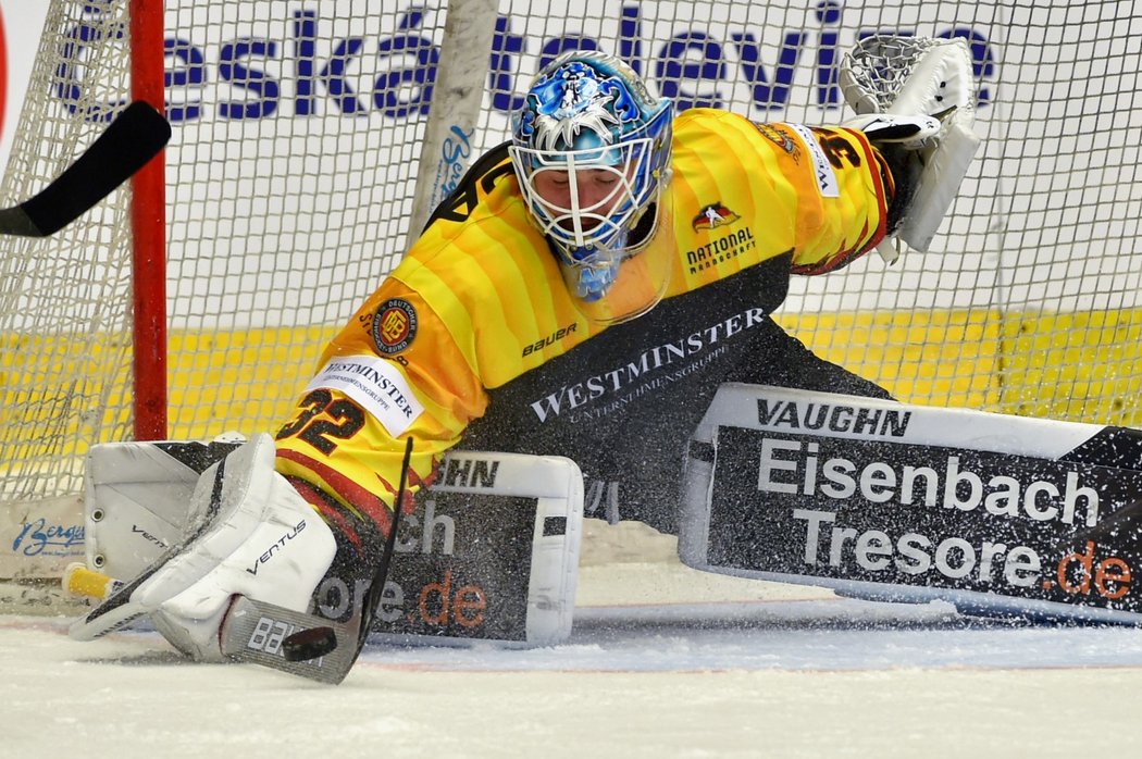 Dustin Strahlmeier během jednoho ze svých zákroků v prvním utkání Česka s Německem