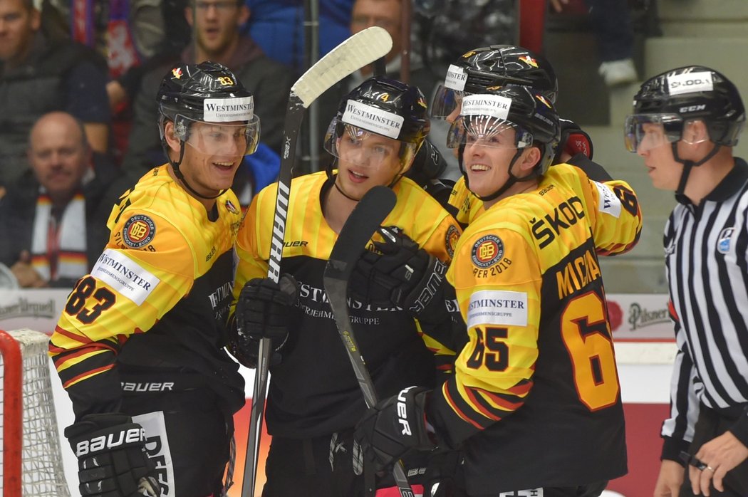 Hokejisté Německa oslavují vstřelenou branku v prvním utkání Euro Hockey Challenge s Českem