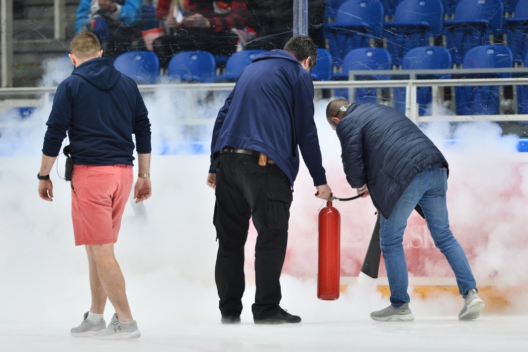 Oprava ledu během přípravného zápasu mezi Českem a Rakouskem v Brně
