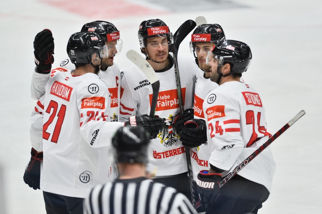 Rakouští hokejisté se radují z gólu Stevena Stronga v utkání proti Česku