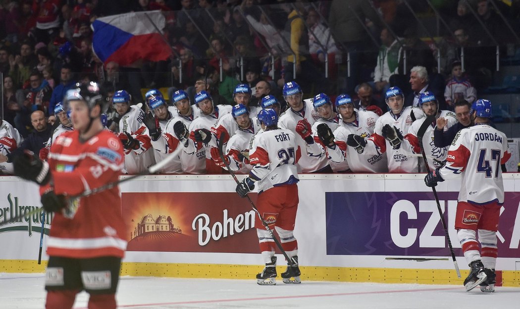 Čeští hokejisté se radují ze vstřelené branky proti Rakousku