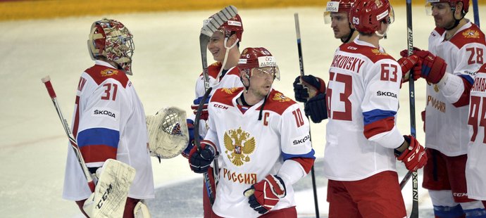 Ruští hokejisté se radují z vítězství 6:2 nad Švýcarskem, gratulace přijímá brankář Ilja Sorokin