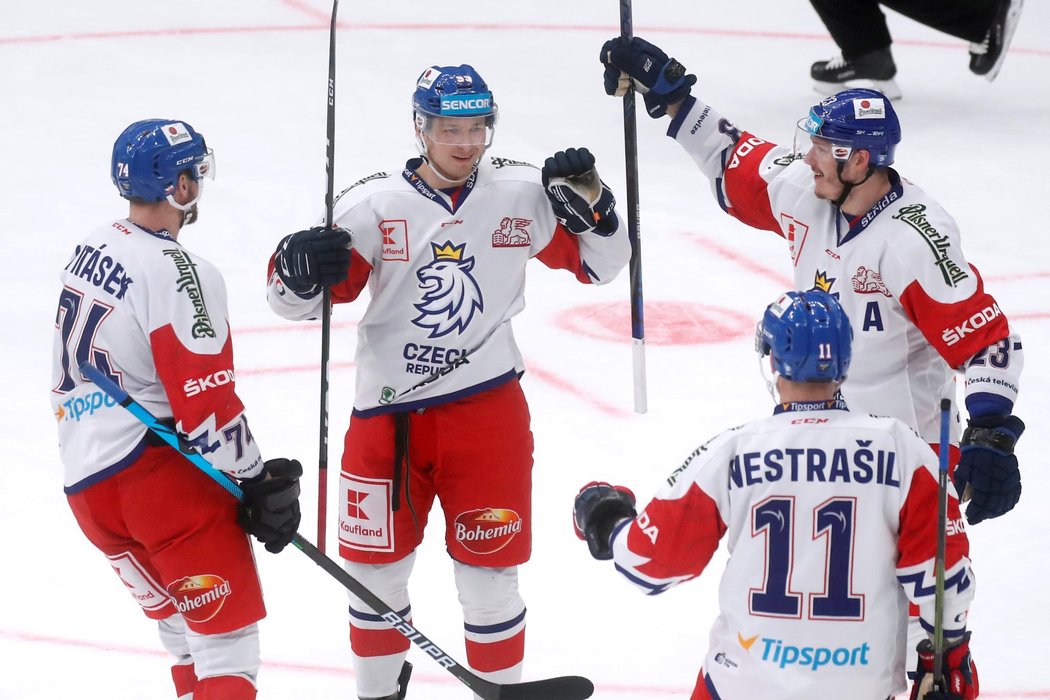 Čeští hokejisté slaví gól v rámci EHT proti Švédsku