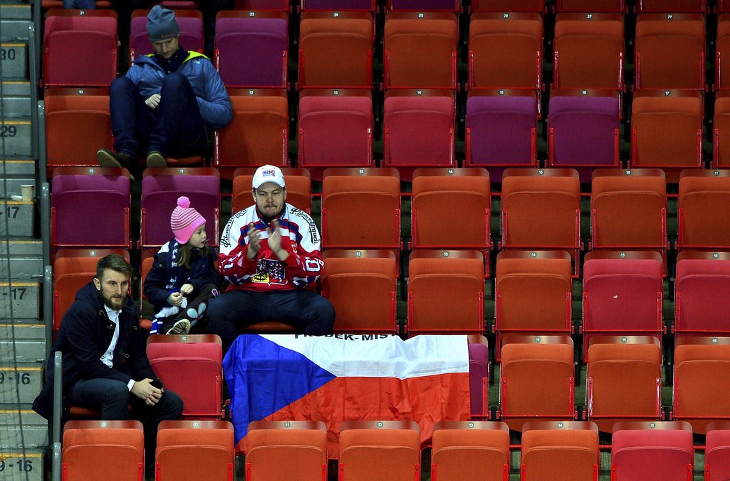 V prázdném hledišti haly Scandinavium se objevilo několik českých vlajek