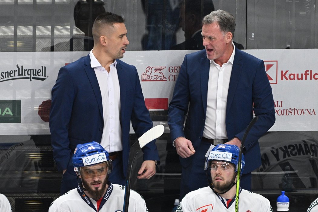 Reprezentační trenéři Radim Rulík (vpravo) a Tomáš Plekanec se v Praze radují z gólu proti Finům