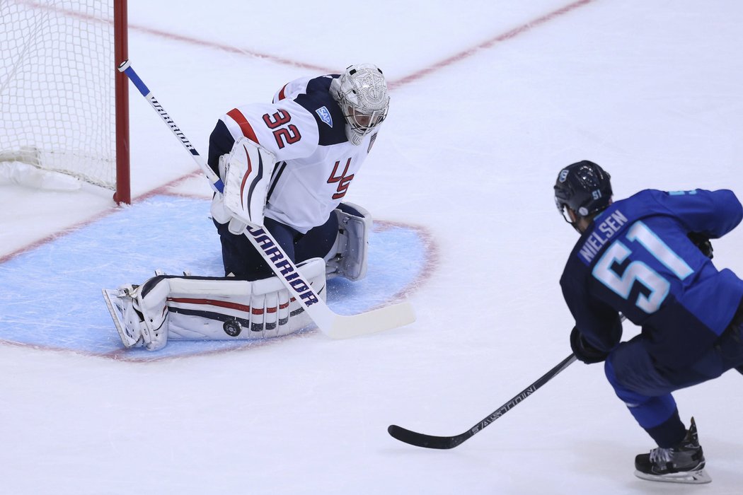 Jonathan Quick zasahuje před střelou Nielsena