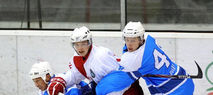 2011. Slávistický mladíček Tomáš Hertl v Evropském poháru proti Plzni, vlevo odpadá František Kaberle, zprava se tlačí Tomáš Pitule...