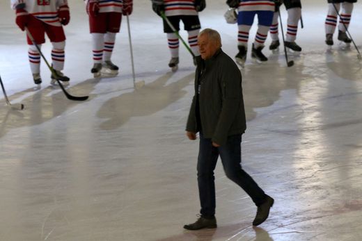Legendární slovenský útočník a trenér Jozef Golonka se vrátil na střídačku. Při hokejové exhibici v Chicagu vedl tým Československý Lev proti Czechoslovakia Falcons Legendární slovenský útočník a trenér Jozef Golonka se vrátil na střídačku. Při hokejové exhibici v Chicagu vedl tým Československý Lev proti Czechoslovakia Falcons