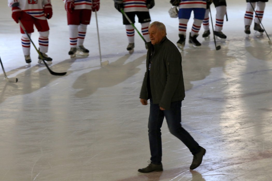 Legendární slovenský útočník a trenér Jozef Golonka se vrátil na střídačku. Při hokejové exhibici v Chicagu vedl tým Československý Lev proti Czechoslovakia Falcons