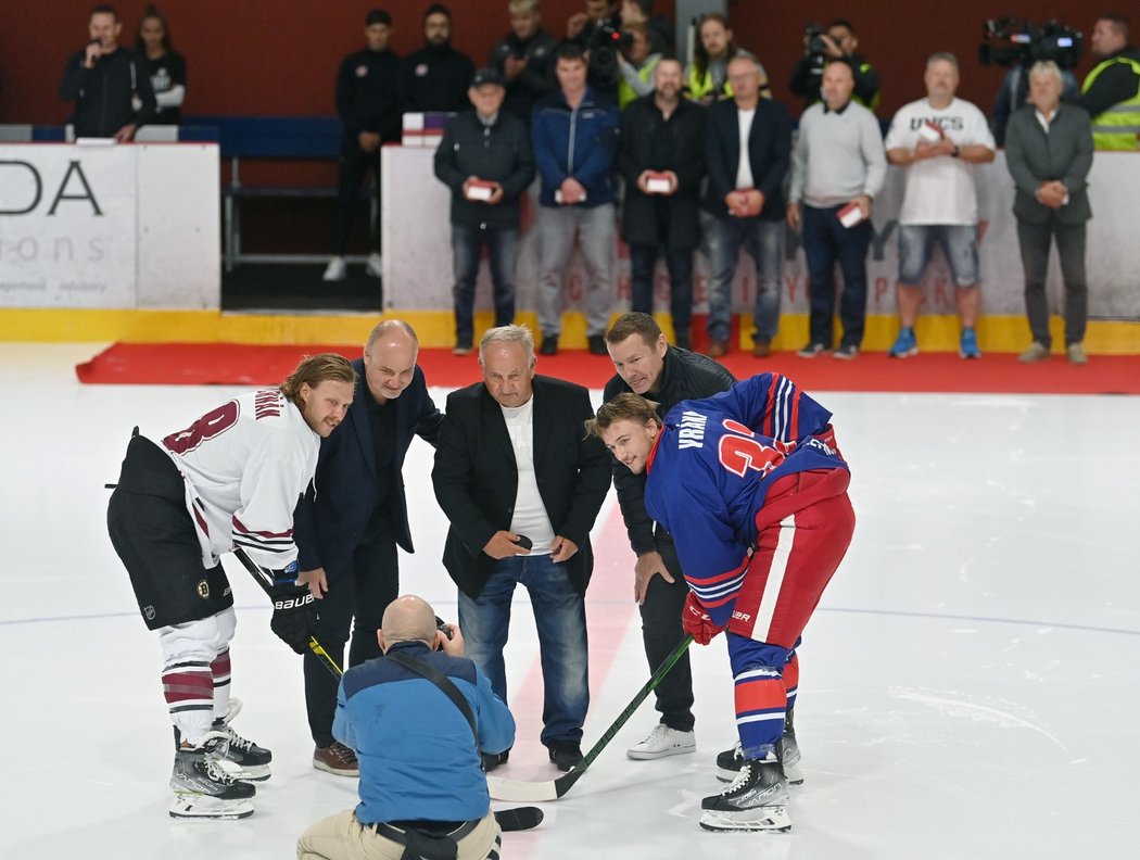 Čestné buly při hokejové exhibici v Letňanech