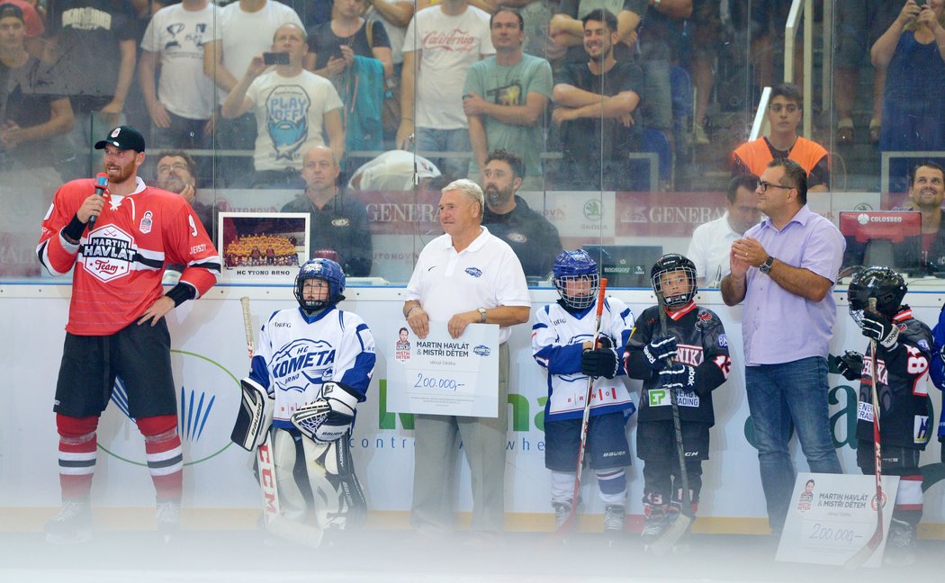 Hokejové exhibice Martina Havláta byla věnována charitě