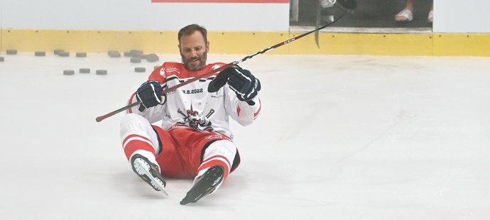 Patrik Berger naskočil na led nadšeně ještě s chrániči na bruslích... a skončil na zemi.