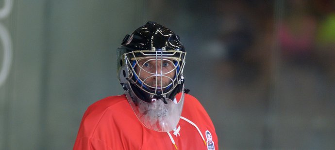 Fotbalový brankář Arsenalu Petr Čech v hokejové výstroji