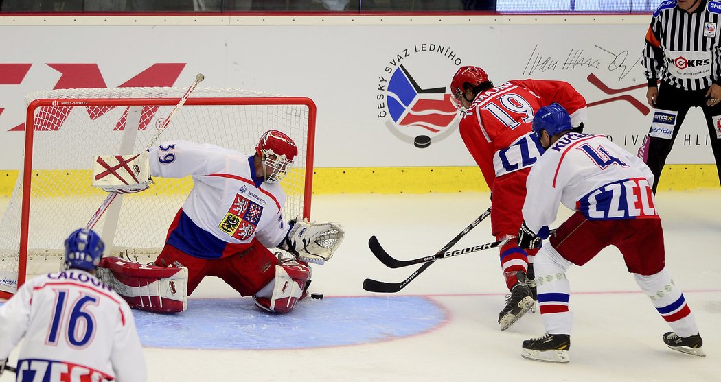 Dominik Hašek čaroval jako v Naganu, na snímku likviduje šanci Jana Tomajka