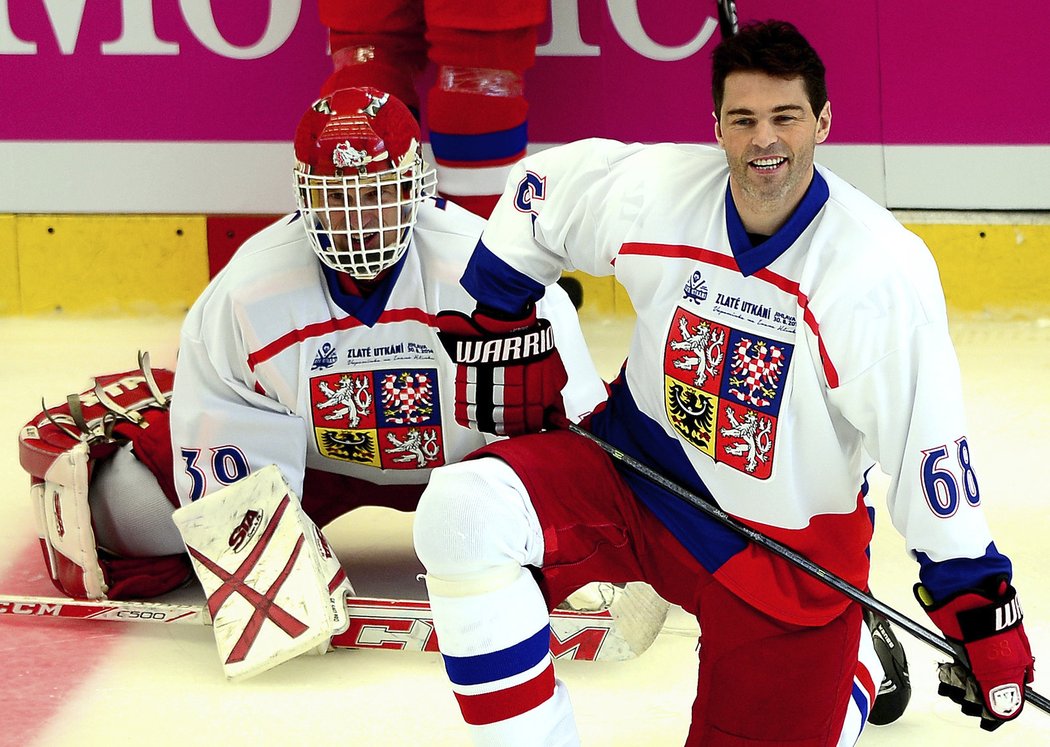 Dominik Hašek a Jaromír Jágr se protahují před startem exhibičního Zlatého utkání v Jihlavě