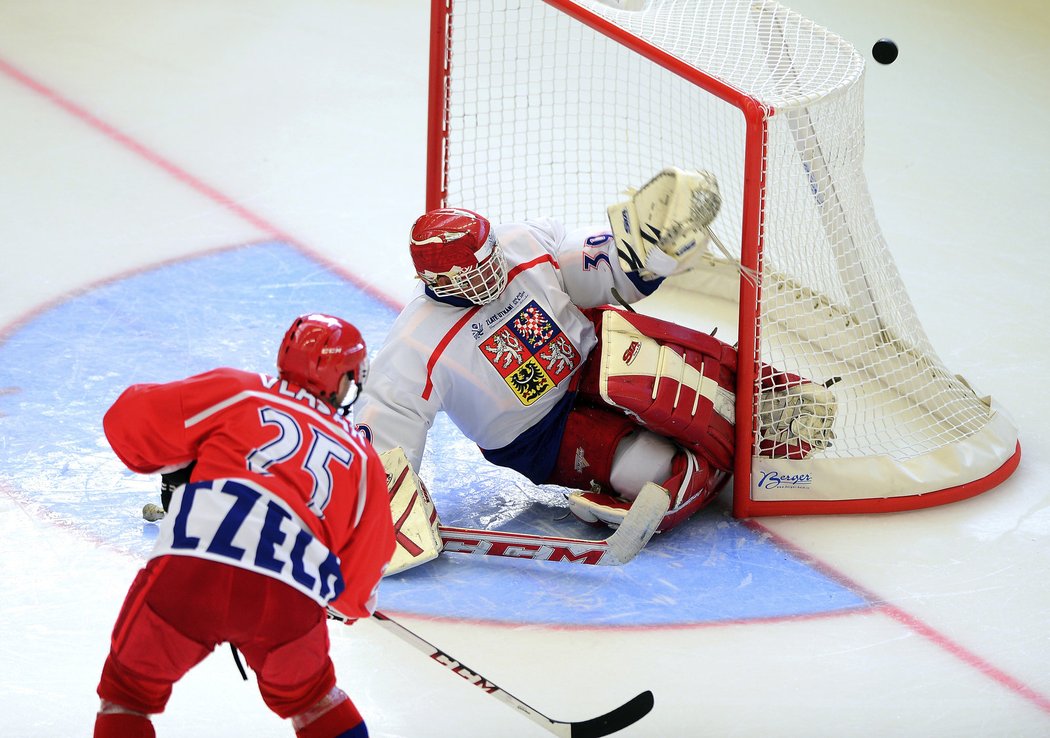 Dominik Hašek kontroluje střelu Tomáše Vlasáka ve Zlatém utkání v Jihlavě