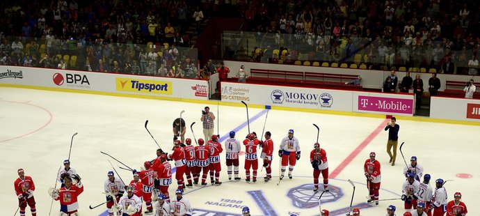 Týmy Nagana a Zlatého hattricku zdraví nadšené fanoušky po remíze 7:7