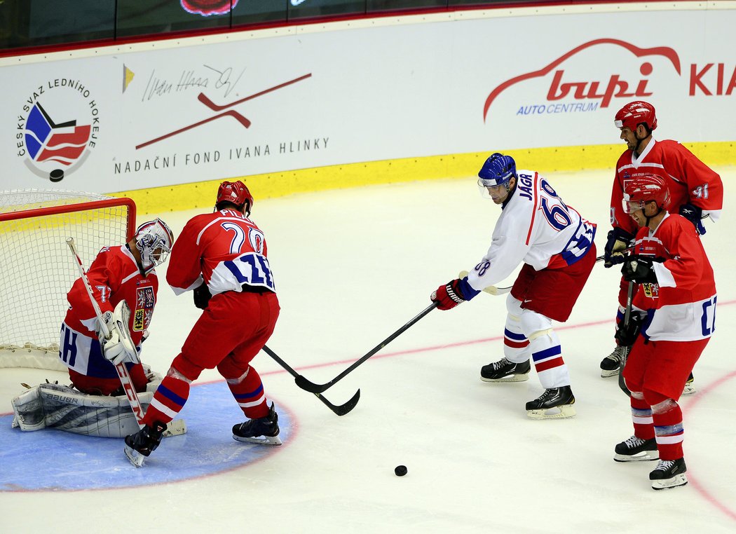 Jaromír Jágr se snaží zakončovat v zápase naganských šampionů proti mistrům světa na počest Ivana Hlinky v Jihlavě