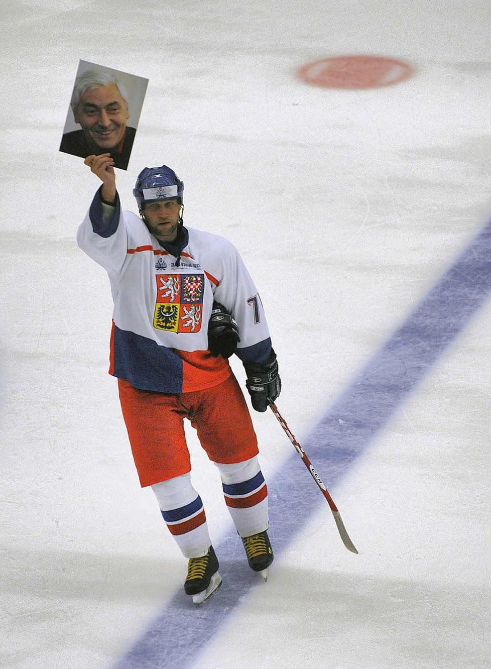 Jiří Šlégr ukazuje fanouškům fotografii Ivana Hlinky, na jehož počest sehrály legendy českého hokeje Zlaté utkání v Jihlavě