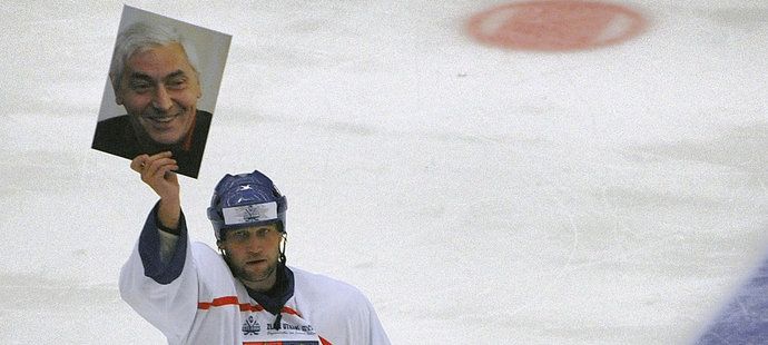 Jiří Šlégr ukazuje fanouškům fotografii Ivana Hlinky, na jehož počest sehrály legendy českého hokeje Zlaté utkání v Jihlavě