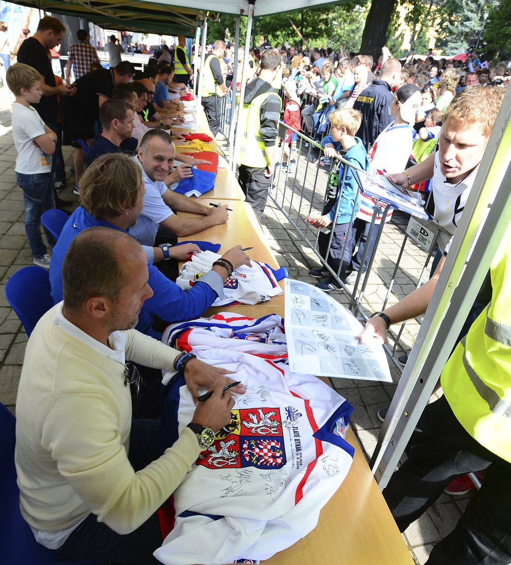 Martin Straka a Robert Reichel na autogramiádě ke Zlatému utkání v Jihlavě