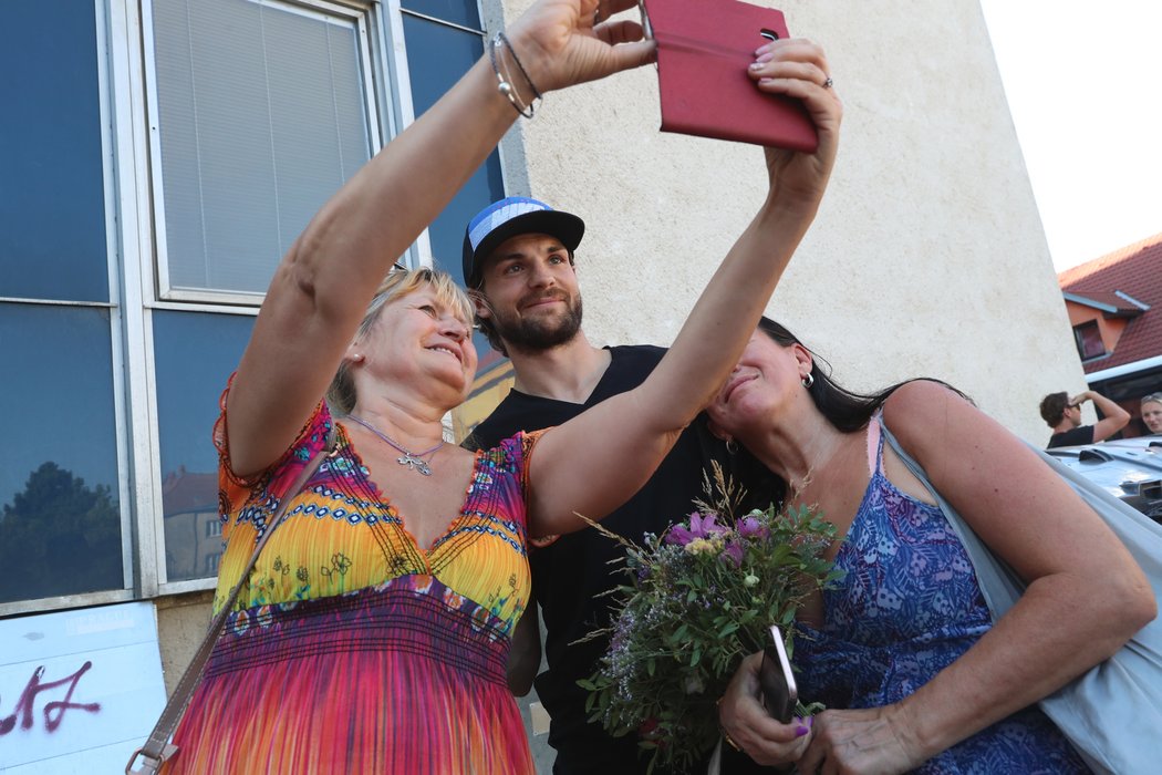 Michael Frolík jako vděčný terč na společné selfie