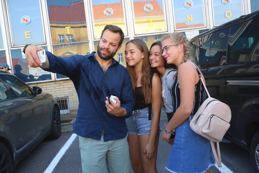 Obránce Washingtonu Radko Gudas pořizuje selfie s fanoušky