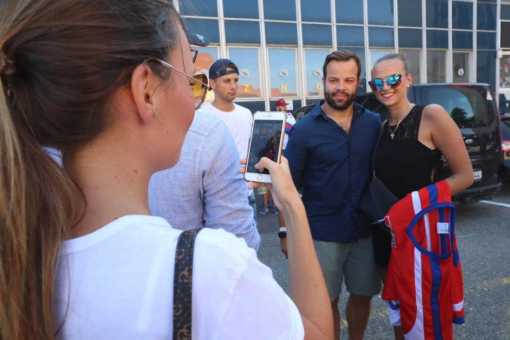 Radko Gudas šel mezi fanoušky a fanynkami na dračku