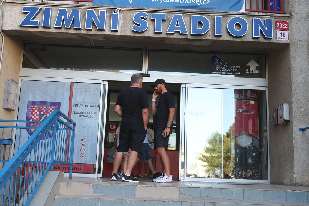 Stařičký zimní stadion ve Znojmě počastovaly svou návštěvou hokejové hvězdy první velikosti