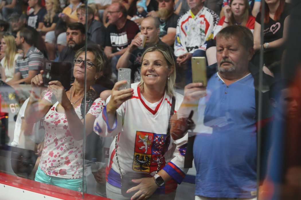 Na hokejové hvězdy dorazil ve Znojmě plný stadion