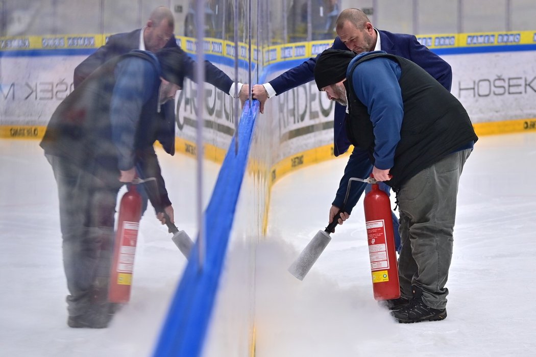 Utkání čtvrtfinále Kometa - Vítkovice přerušila díra v ledu, v akci byly i hasicí přístroje