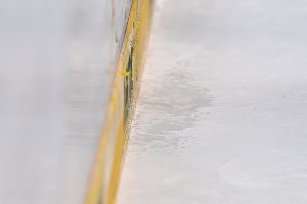 Utkání čtvrtfinále Kometa - Vítkovice přerušila díra v ledu, v akci byly i hasicí přístroje