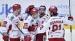 Třinečtí hokejisté se radují ze vstřelené branky Martina Růžičky v utkání proti Liberci