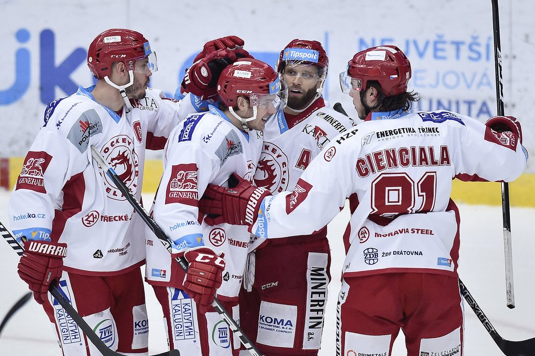 Třinečtí hokejisté se radují ze vstřelené branky Martina Růžičky v utkání proti Liberci