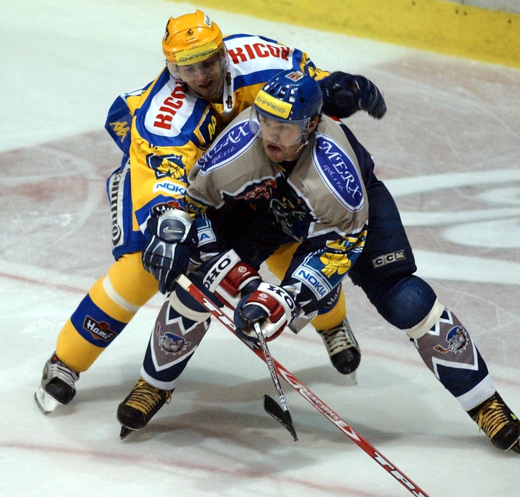 Miroslav Blaťák brání Jaromíra Jágra v době výluky NHL v roce 2004