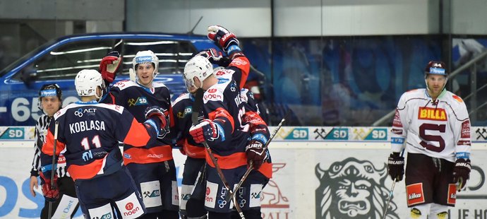 Hokejisté Chomutova se radují z vítězství nad Spartou