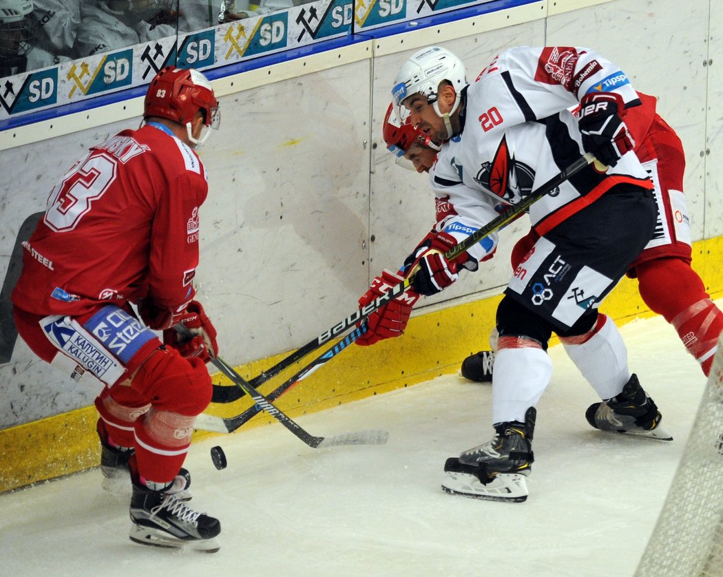 Pirát Brett Flemming se snaží odehrát puk od Ocelářů