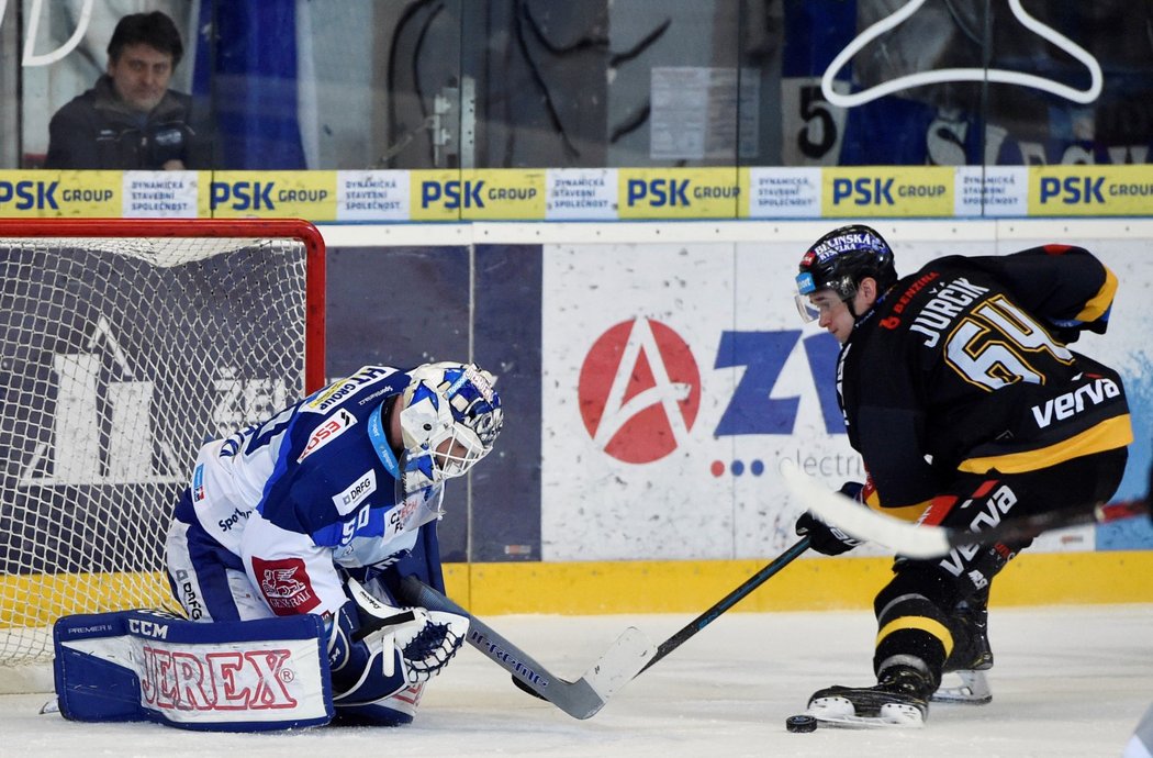 Karel Vejmelka z Komety chytá střelu Ondřeje Jurčíka