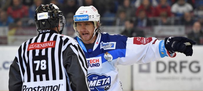 Martin Erat z Komety diskutuje s rozhodčím