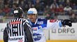 Martin Erat z Komety diskutuje s rozhodčím