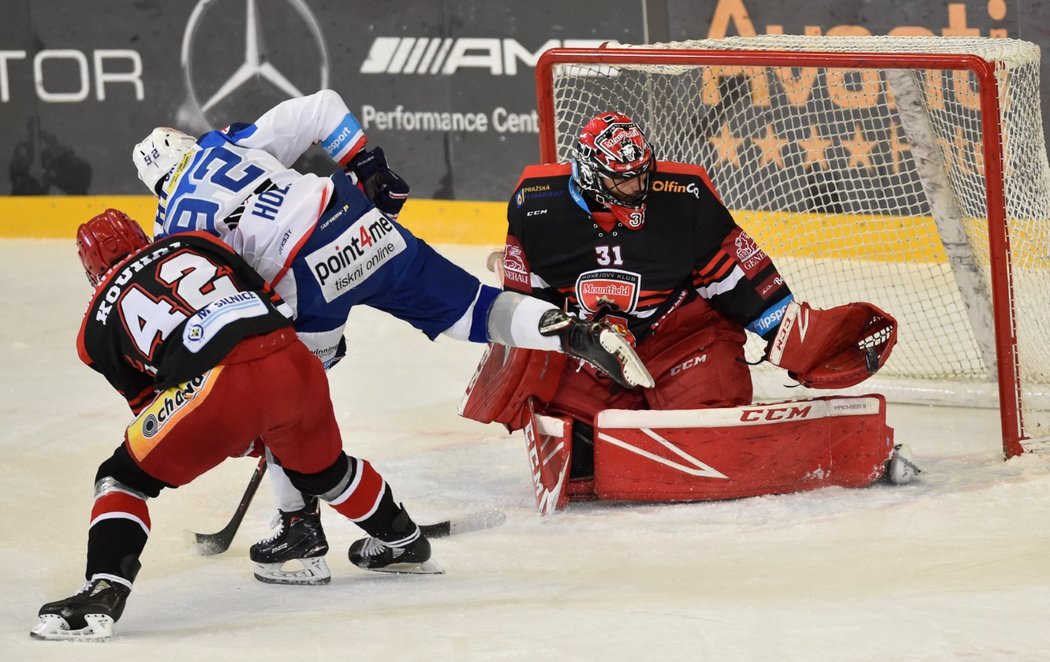 Brněnský střelec Petr Holík se snažil překonat hradeckého gólmana Jaroslava Pavelku