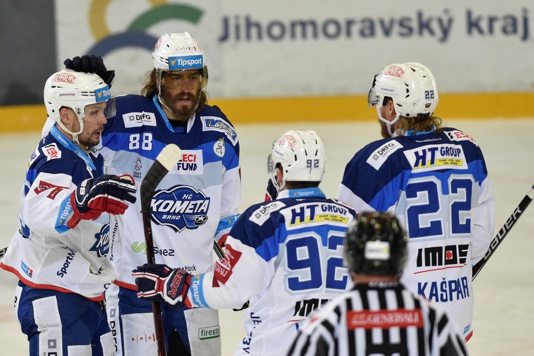 Brněnští hokejisté se radují ze vstřelené branky