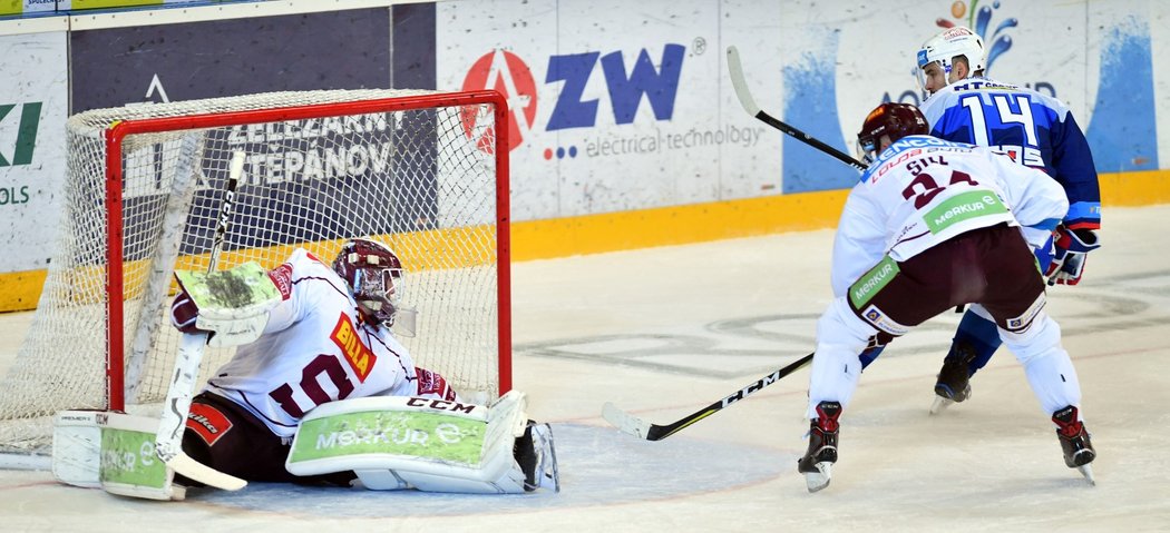 Tomáš Plekanec překonává brankáře Matěje Machovského a připisuje si první gól v dresu Komety