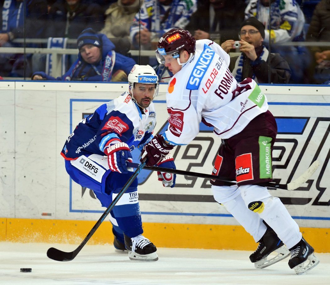 Tomáš Plekanec se snaží zablokovat akci sparťana Miroslava Formana