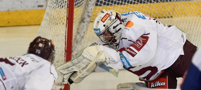 Gólman Sparty Jakub Sedláček se chystá lapit puk