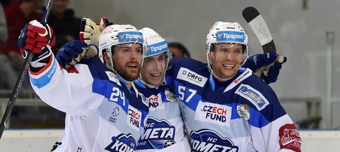 Brněnští hokejisté oslavují branku Karla Pláška (uprostřed), který rozhodl o vítězství Komety 18 před koncem třetí třetiny