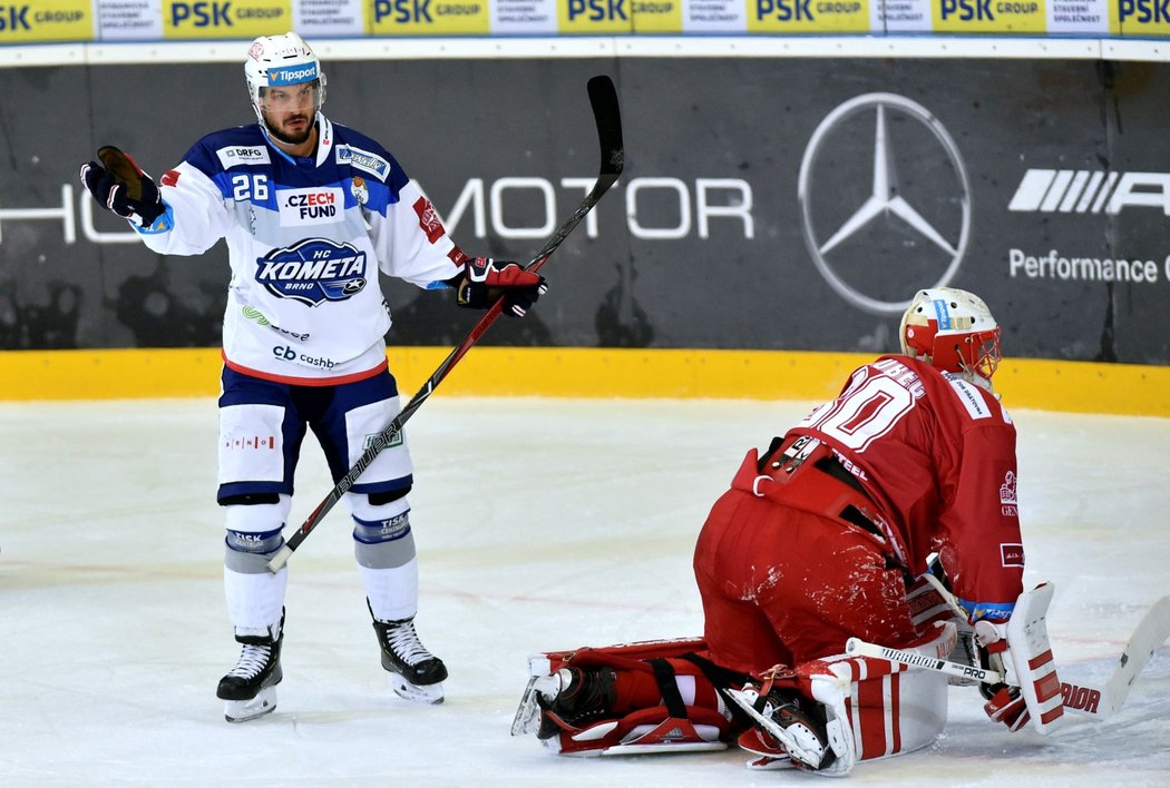 Střelec Komety Martin Zaťovič oslavuje vstřelenou branku