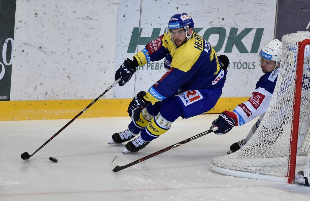 Zlínský forvard Jakub Herman krouží kolem branky Komety